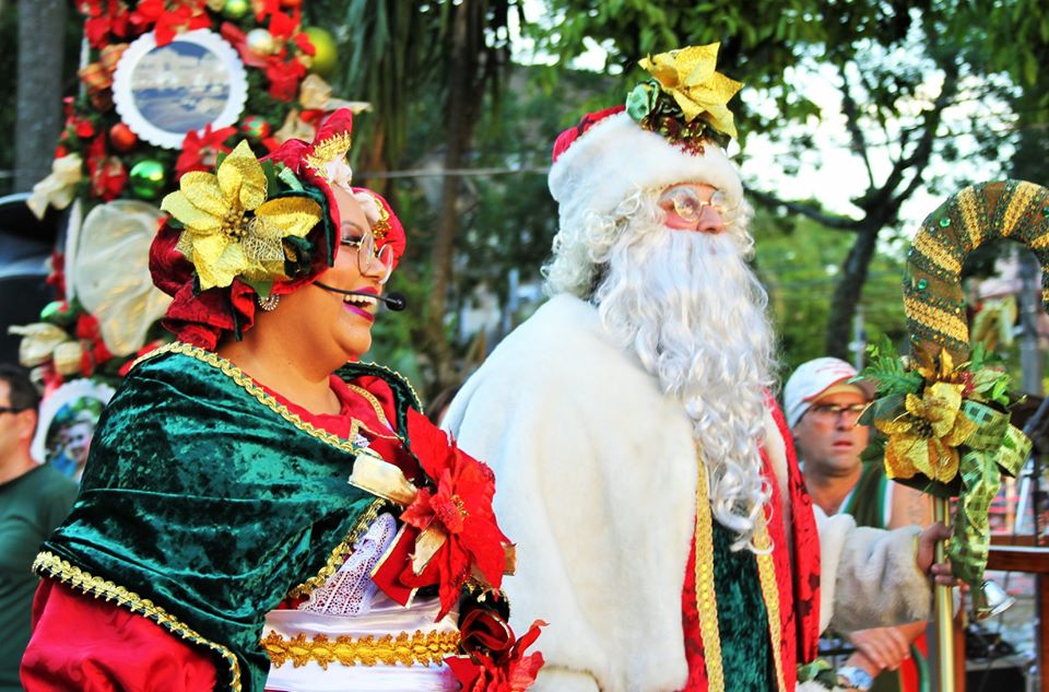 mamãe noel e papai noel cantando