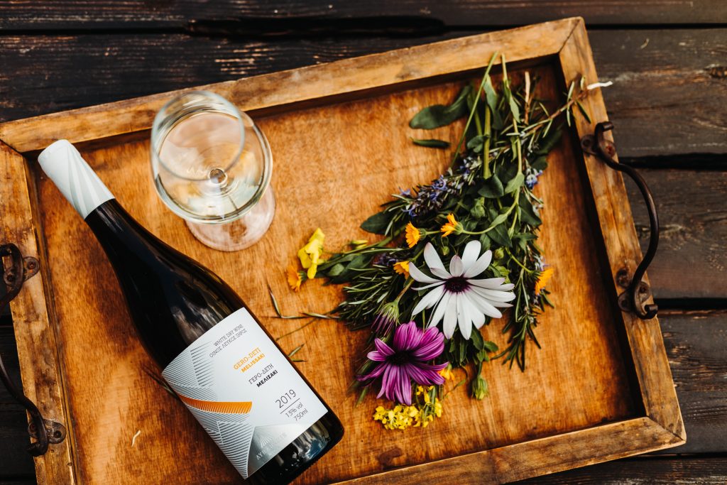 vinhos e flores em cima da mesa