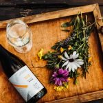 vinhos e flores em cima da mesa