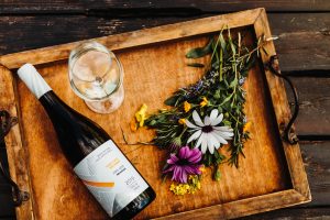 vinhos e flores em cima da mesa