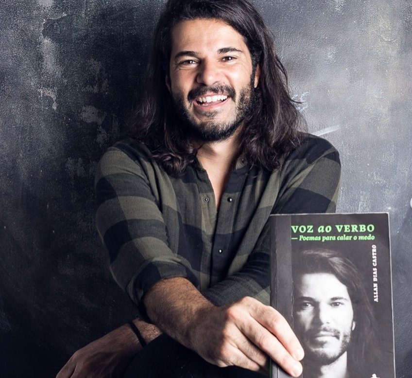 Allan Dias Castro com o livro Voz ao Verbo Allan Dias Castro com o livro Voz ao Verbo