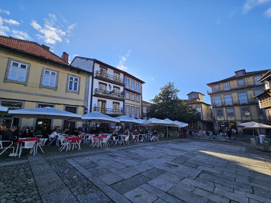 guimarães em um dia: praça de santiago